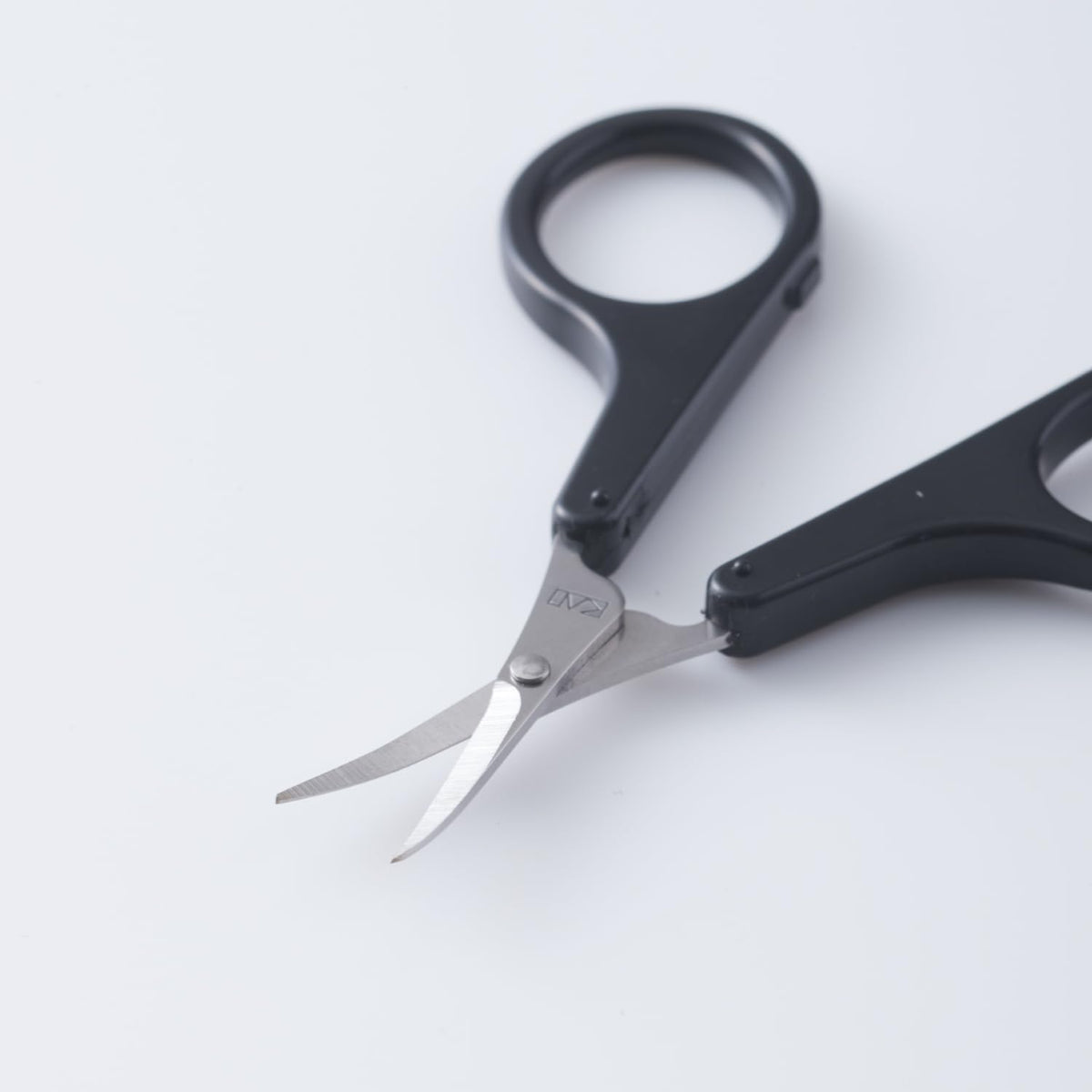 KAI Seki Magoroku Thin-Blade Eyebrow Scissors HC3540 with Cap, Slim Curved Blade for Brows and Fine Hair, Made in Japan