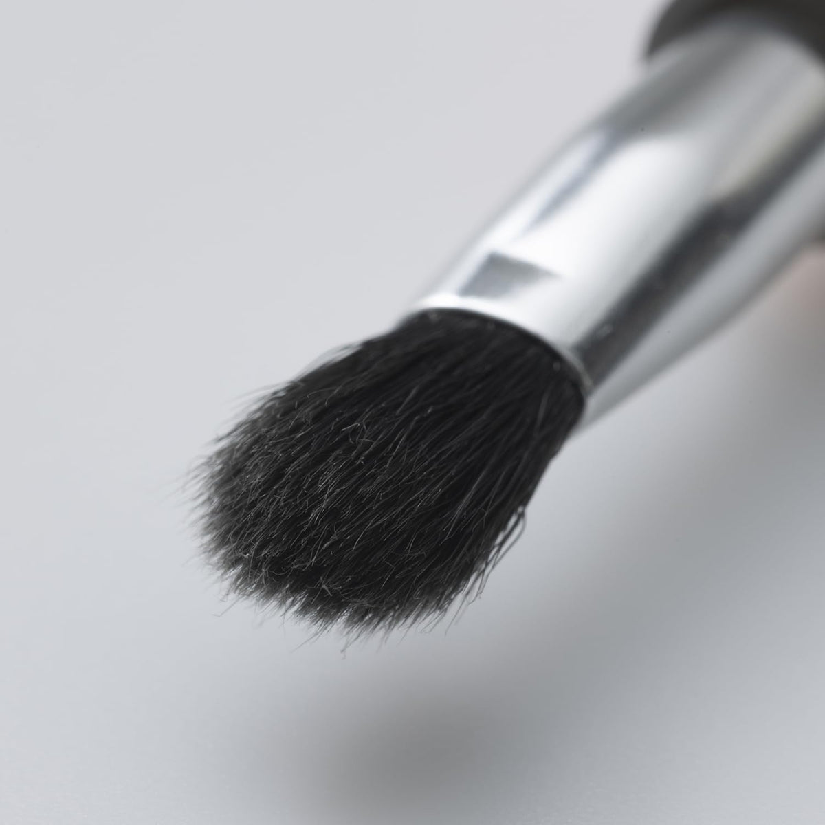 KAI Mini Maru Large Eyeshadow Brush KQ2210, Kumano Brush Slide-Cap Portable Blending Brush with Goat Hair