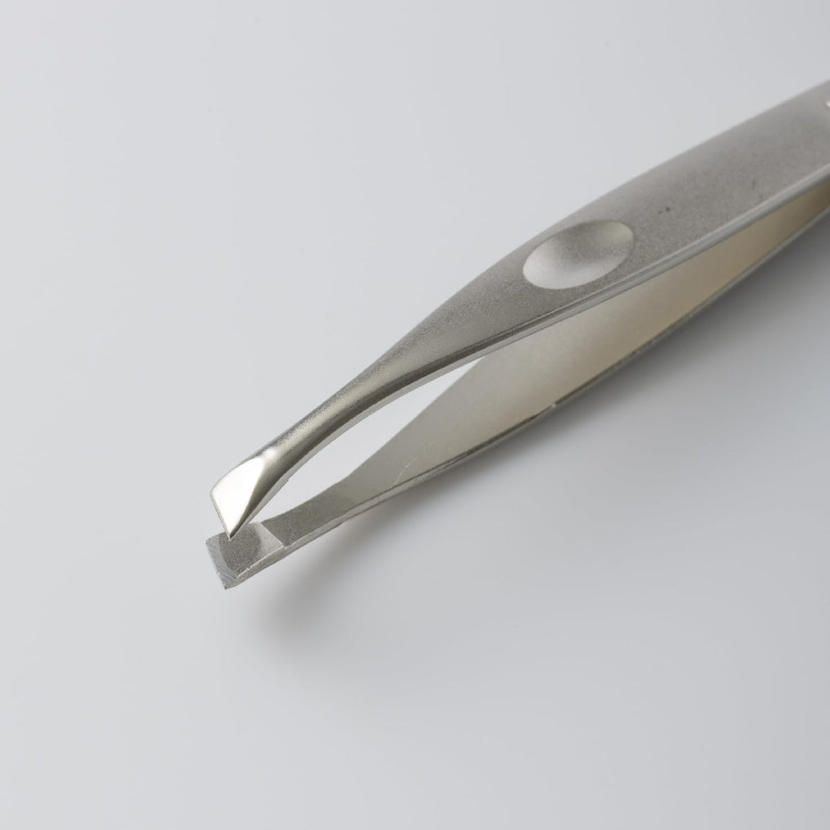 KAI Groom! Slant-Tip Tweezers HC3043, Nickel-Plated Iron Tweezers with Dimple Grip for Fine Hair and Brows, Silver, Made in Japan