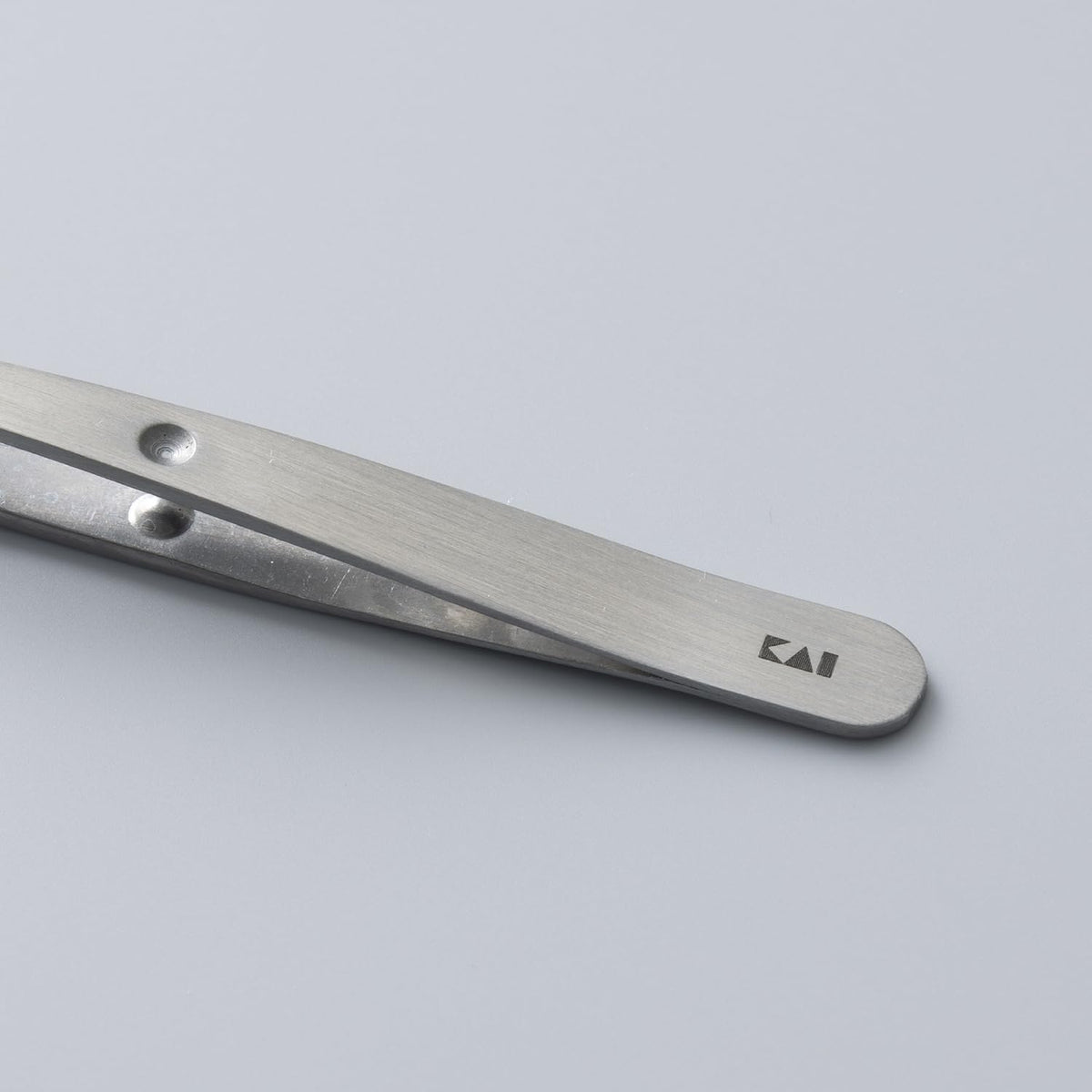 KAI Mini Maru Tweezers KQ2203, Compact Slant-Tip Tweezers with Tip Cap and Tip-Opening Stopper for Fine Hair