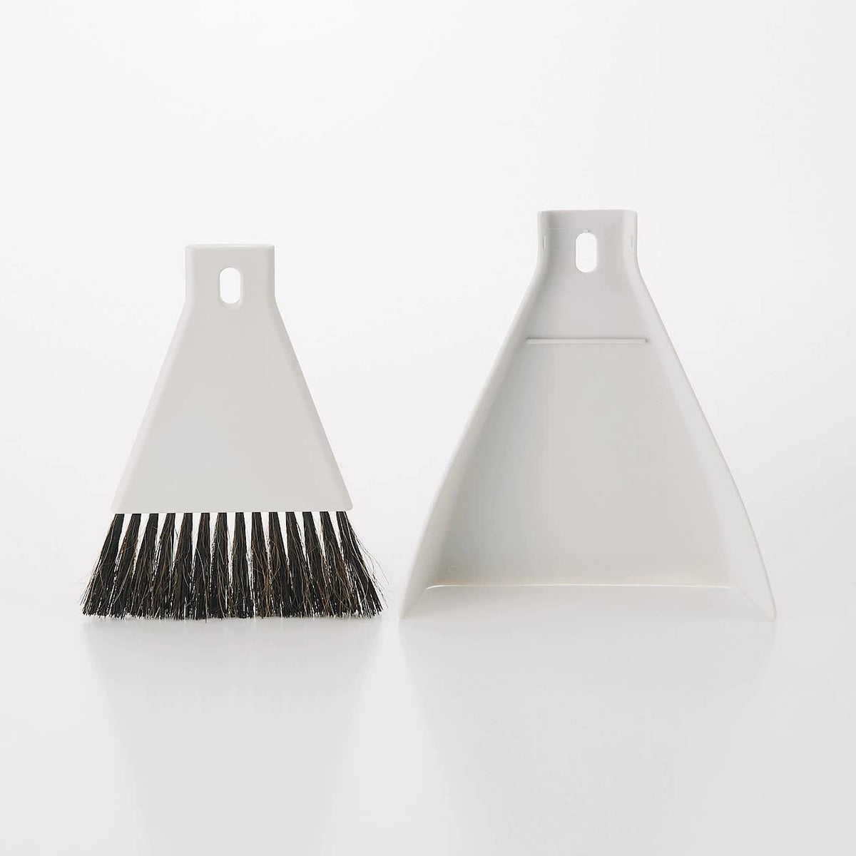 MUJI Desktop Broom with Dustpan, Compact Self-Standing Set with Horsehair Bristles, 16 x 4 x 17 cm and 90 g, White