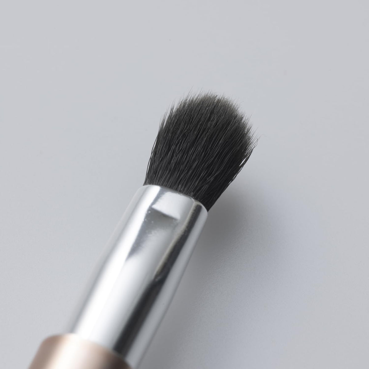 KAI Mini Maru Large Eyeshadow Brush KQ2210, Kumano Brush Slide-Cap Portable Blending Brush with Goat Hair
