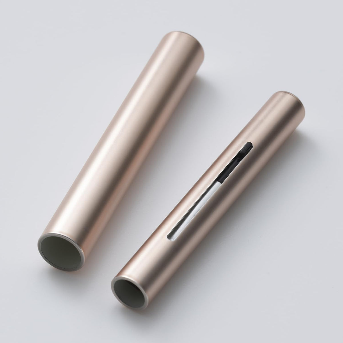 KAI Mini Maru Flat Lip Brush KQ2208, Kumano Brush Slide-Cap Portable Lip Brush with Sable Hair for a Clean Lip Line