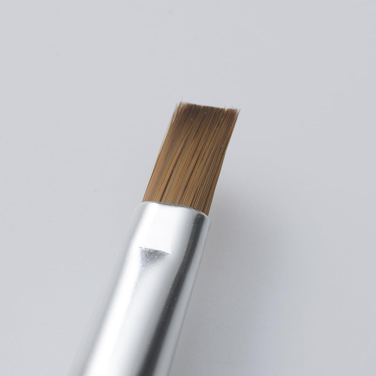 KAI Mini Maru Flat Lip Brush KQ2208, Kumano Brush Slide-Cap Portable Lip Brush with Sable Hair for a Clean Lip Line