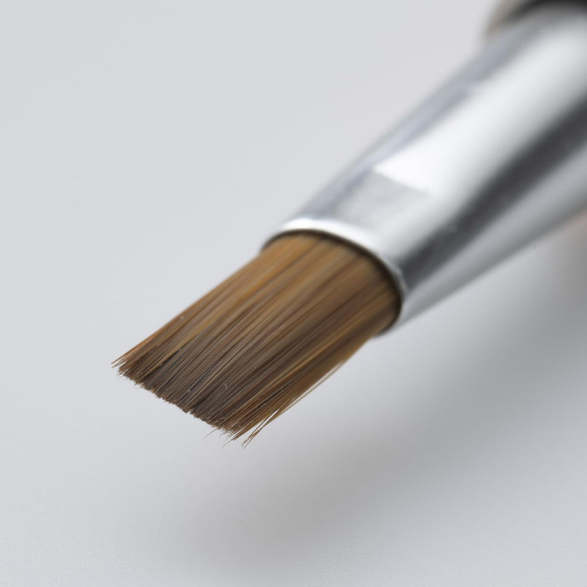 KAI Mini Maru Flat Lip Brush KQ2208, Kumano Brush Slide-Cap Portable Lip Brush with Sable Hair for a Clean Lip Line