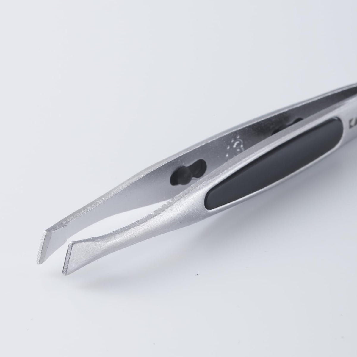 KAI Groom! Men's Flat-Tip Tweezers with Non-Slip Grip, Stainless Steel Fine Hair Tweezers HC3021