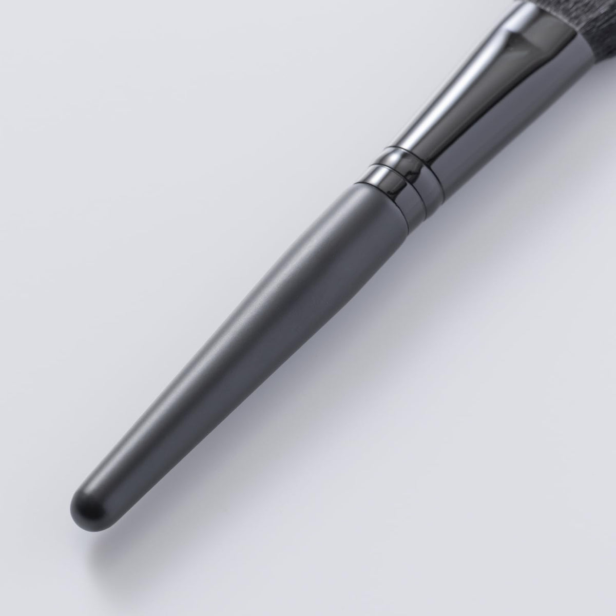 KAI Cosmeup Cheek Brush M HC-3731, Soft Synthetic Fibre Blusher Brush for Cheek Colour, Highlight and Shading, Black