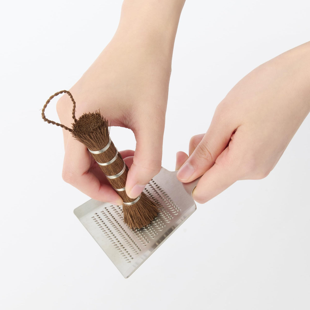 MUJI Palm Bar Scrubbing Brush, Natural Palm Fibre Bound with Stainless Steel Wire for Pots and Steamers, 13 cm Large or 10 cm Small