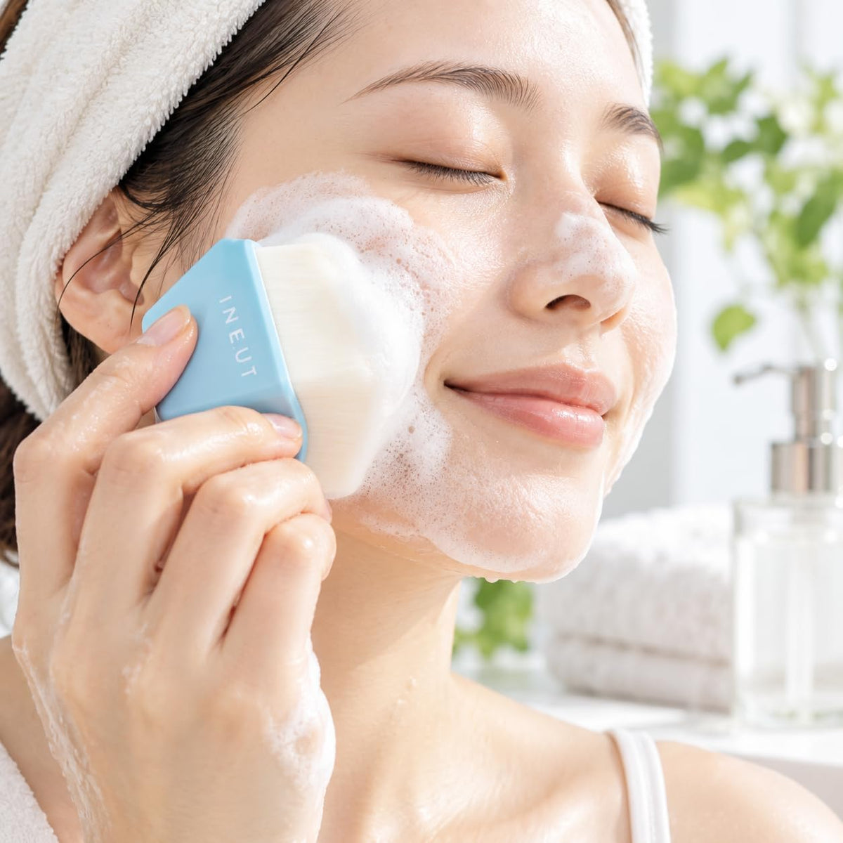 Facial Pore Cleansing Brush, Diamond-Shaped Face Wash Brush or Two-Way Nose Pore Brush with Comedone Loop, Designed in Japan, Made in China