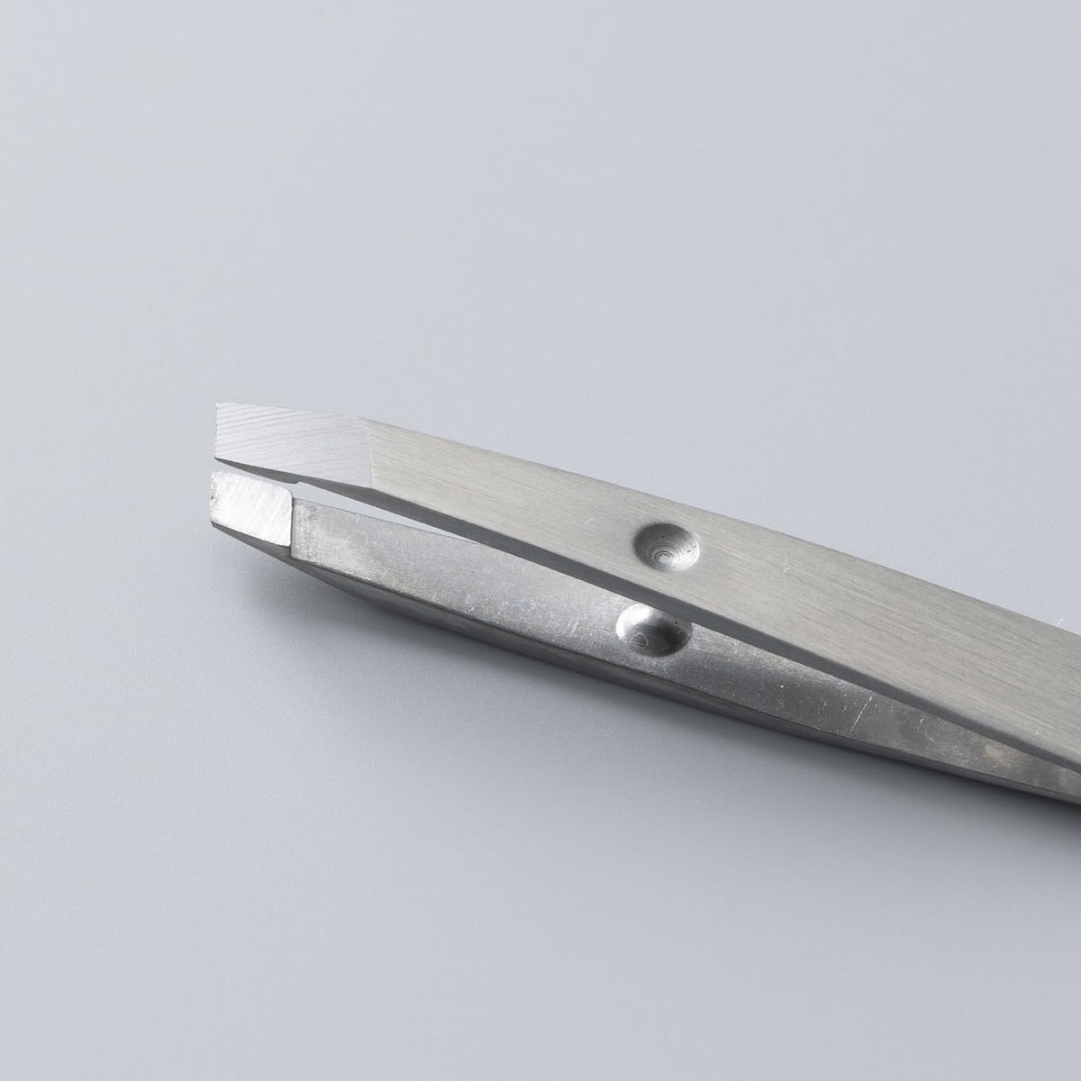 KAI Mini Maru Tweezers KQ2203, Compact Slant-Tip Tweezers with Tip Cap and Tip-Opening Stopper for Fine Hair