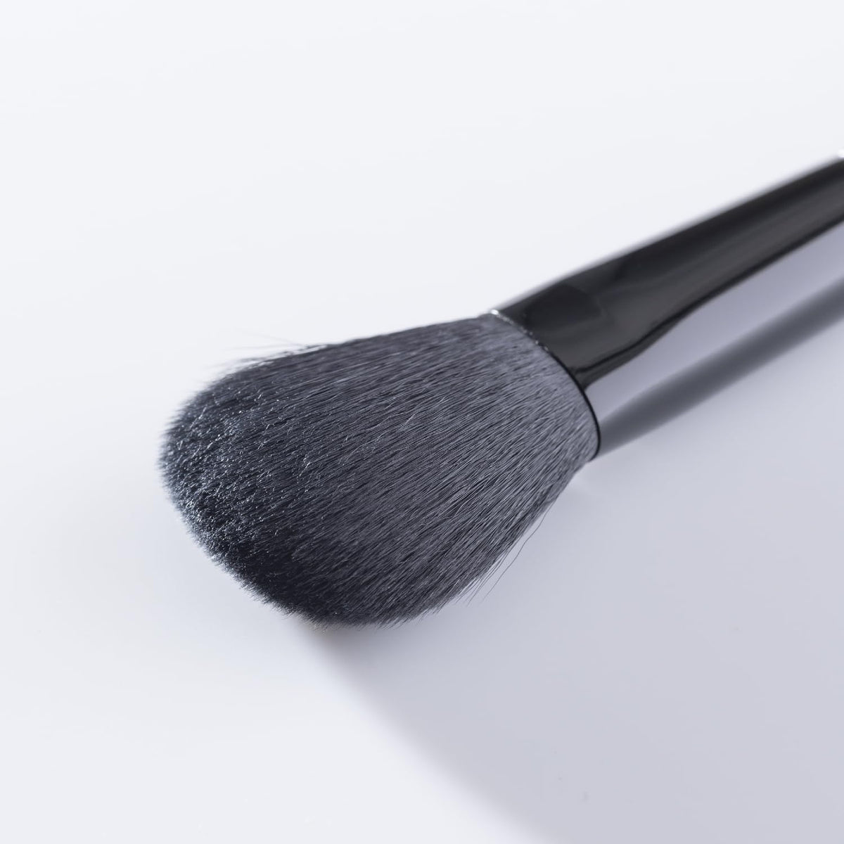 KAI Cosmeup Cheek Brush M HC-3731, Soft Synthetic Fibre Blusher Brush for Cheek Colour, Highlight and Shading, Black