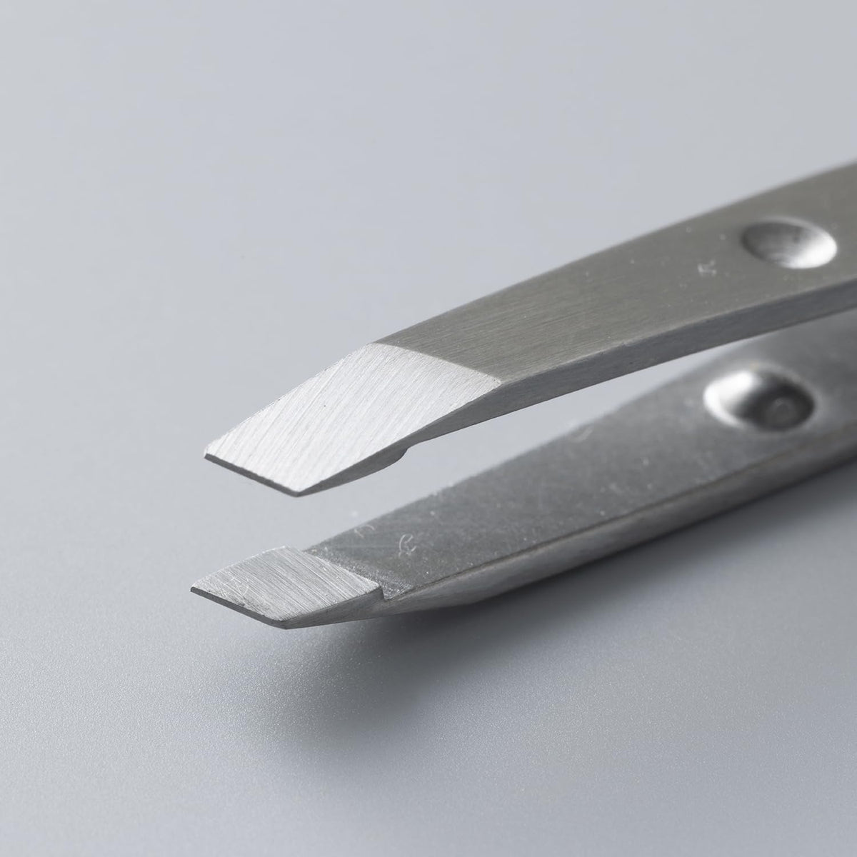 KAI Mini Maru Tweezers KQ2203, Compact Slant-Tip Tweezers with Tip Cap and Tip-Opening Stopper for Fine Hair