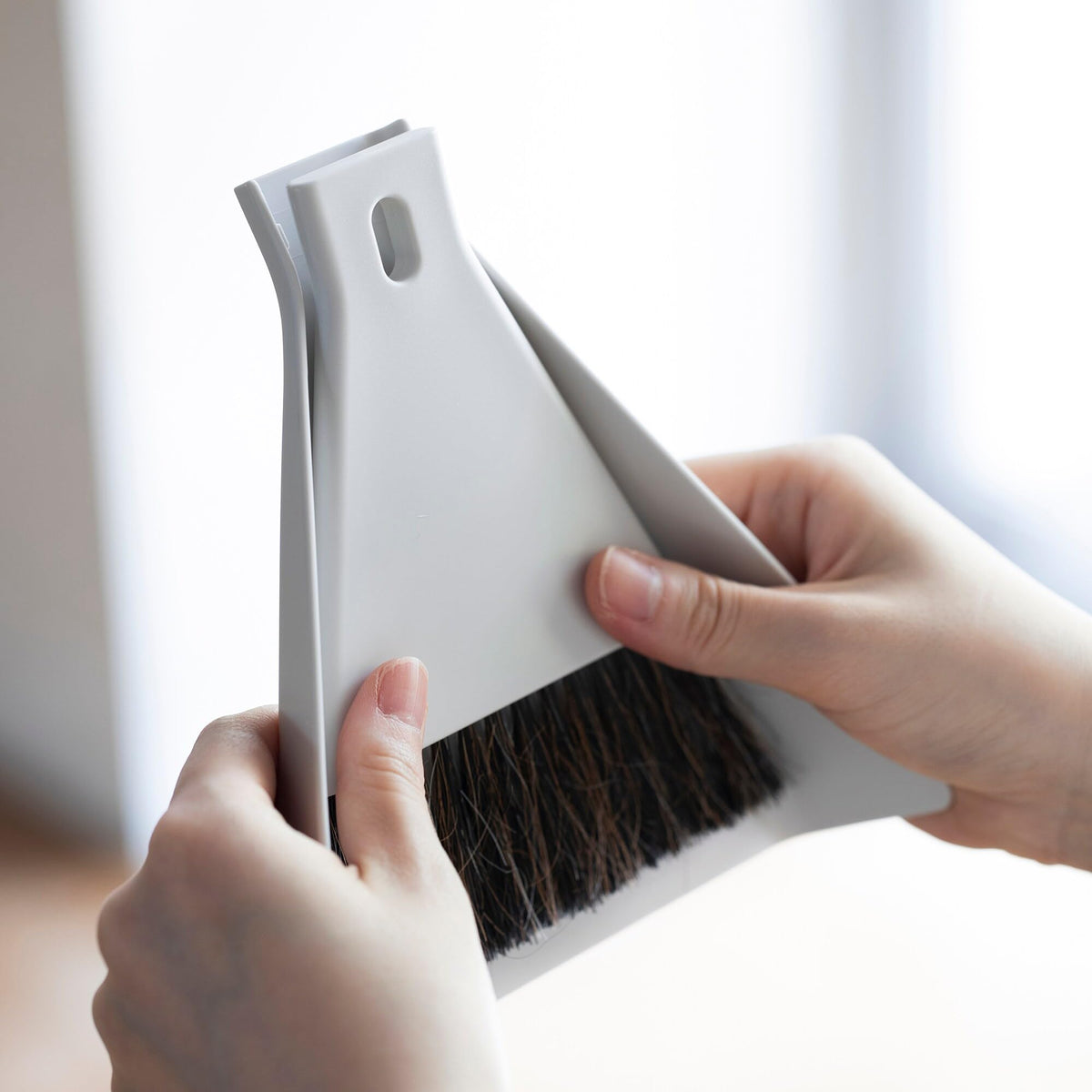 MUJI Desktop Broom with Dustpan, Compact Self-Standing Set with Horsehair Bristles, 16 x 4 x 17 cm and 90 g, White