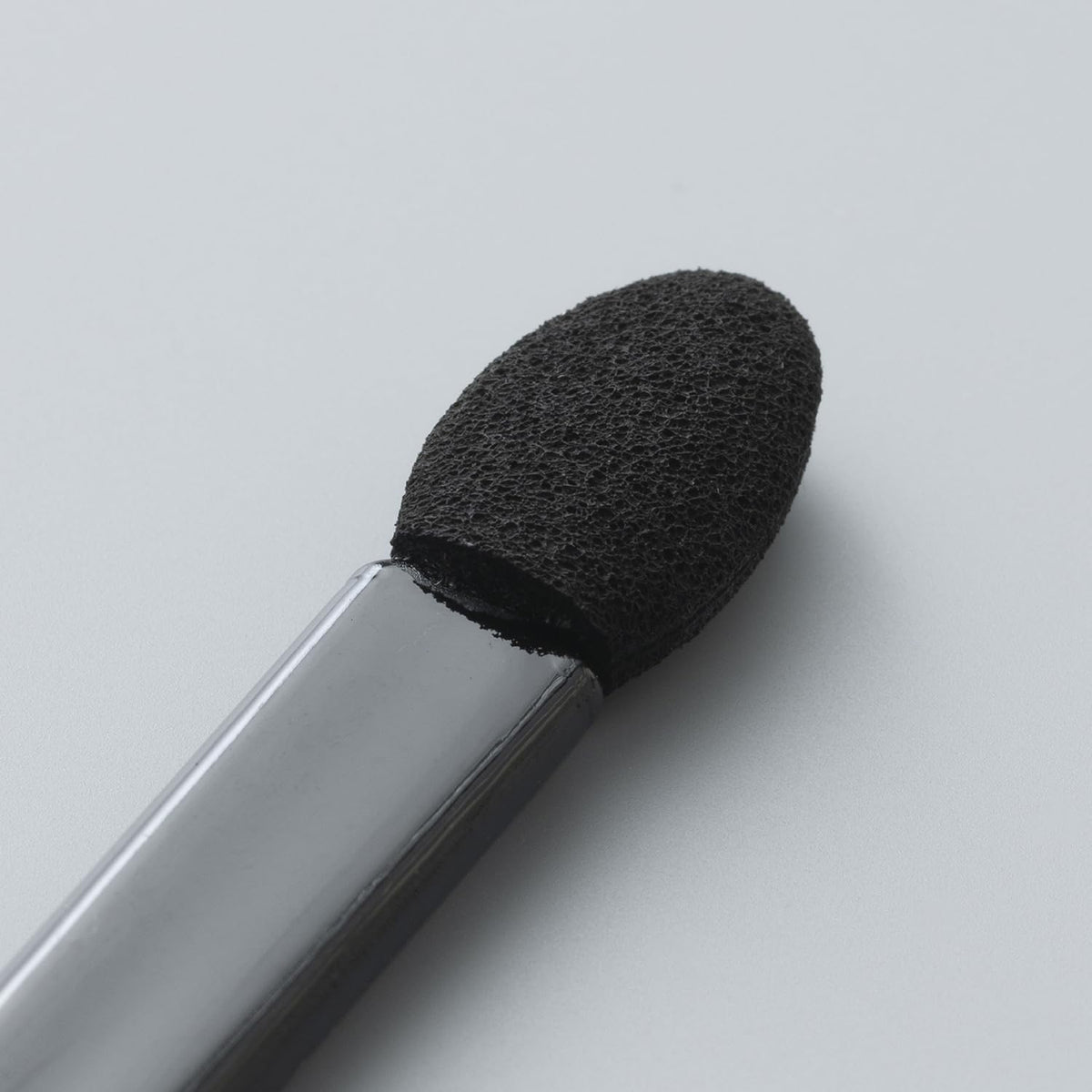 KAI Cosmeup Eyeshadow Tips Short Single, Set of 6 Black Sponge Eyeshadow Applicators with a Clear Case for Even Colour and Soft Blending