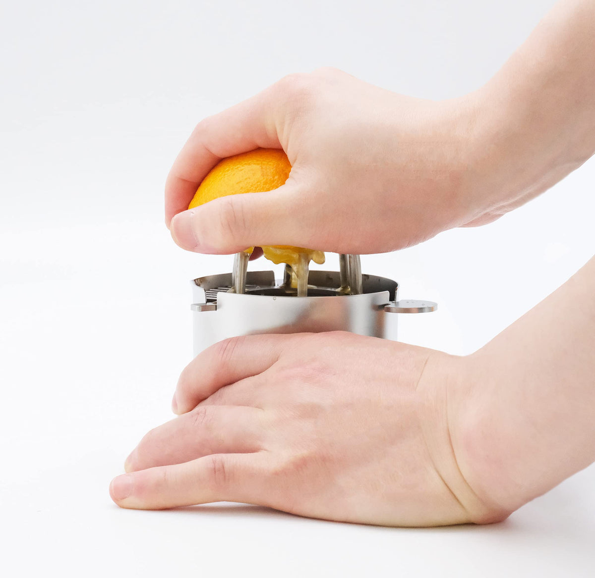 Wadasuke Cibotte Manual Citrus Juicer 4901-0001, 18-8 Stainless Steel Squeezer with Strainer and Spout Cup, Made in Japan