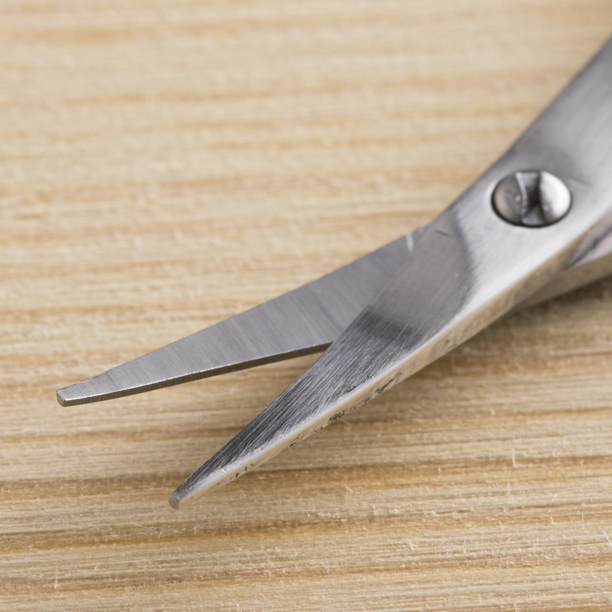 KAI Beauty Scissors KQ3113, Slim Curved-Blade Stainless Steel Eyebrow and Body Hair Scissors with Non-Slip Resin Rings
