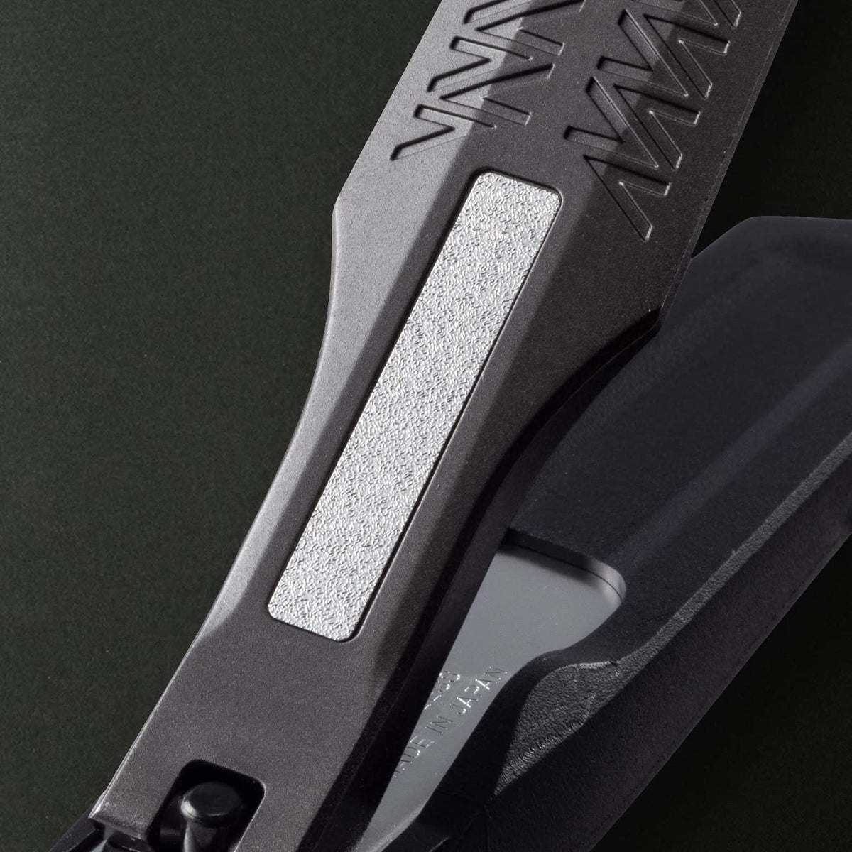KAI AUGER Nail Clipper M Standard, Black Metal Lever Clipper With Etched Nail File And Removable Cover
