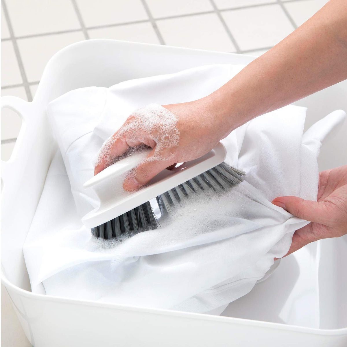 Ohe Arao Laundry Brush, Soft and Firm Bristles on One Brush for Collars, Cuffs and Stains, About 17 x 5.5 x 7.5 cm, White