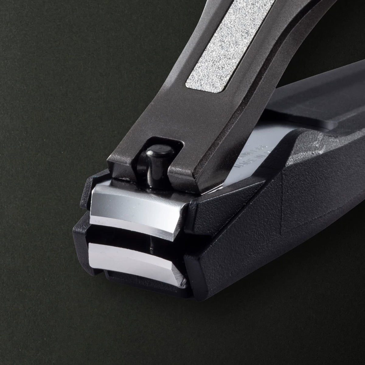KAI AUGER Nail Clipper M Standard, Black Metal Lever Clipper With Etched Nail File And Removable Cover