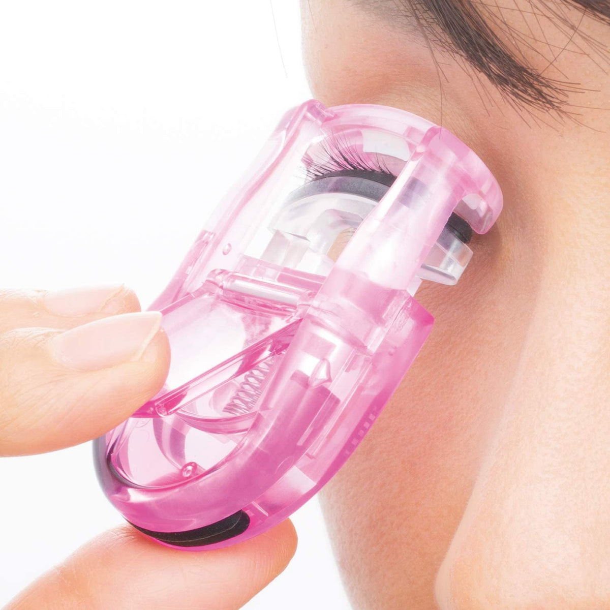 KAI Push-Up Compact Eyelash Curler KQ3129 in Pink, Curler with a Soft Pad that Lifts the Eyelid, One Spare Pad Included