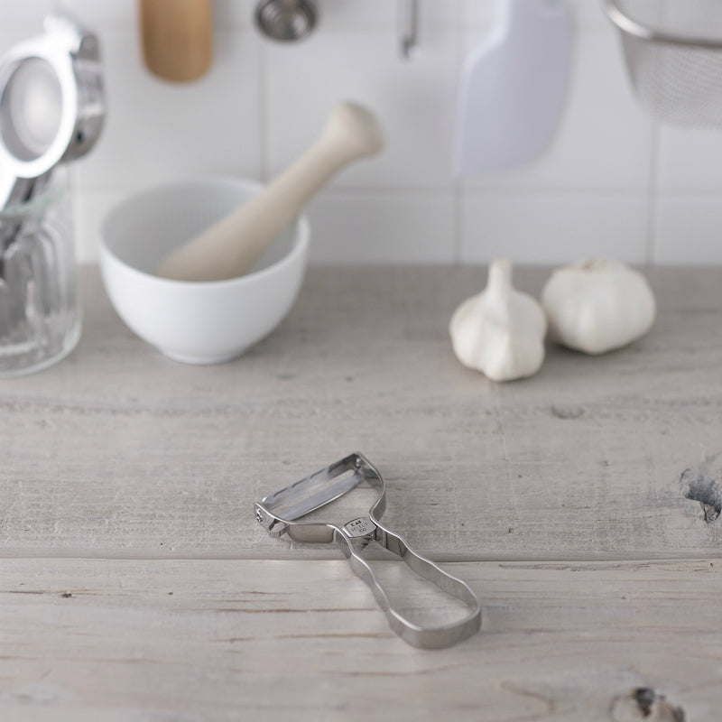 KAI SELECT100 T-Shaped Peeler, SELECT100 T-Shaped Peeler 137 x 68 x 11 mm, 57 g, Made in China, 13.7 x 6.8 x 1.1 cm and 57 g, Standard