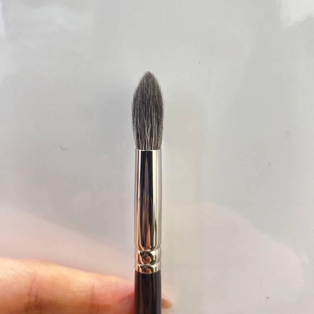 Hakuhodo Japanese Eyeshadow Brush with Ash Squirrel Goat Hair