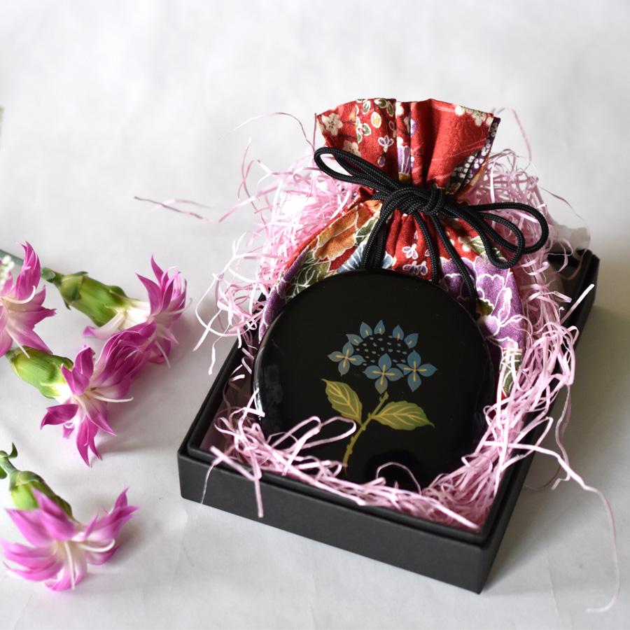 Isuke Handcrafted Compact Lacquer Mirror with Hydrangea Design and Bag