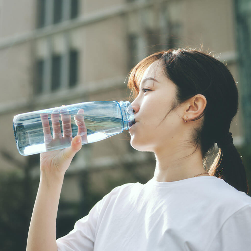 marna Daily Water Bottle, Daily Water Bottle 1 L Tritan Bottle With Wide Handle, One-Twist Lid, No Seal Ring, Wide Mouth, Room-Temperature Use, Made in Japan, 8.4 x 8.4 x 26.6 cm and 140 g, Spring Blue or Slate Black or Coral Red or Calm White