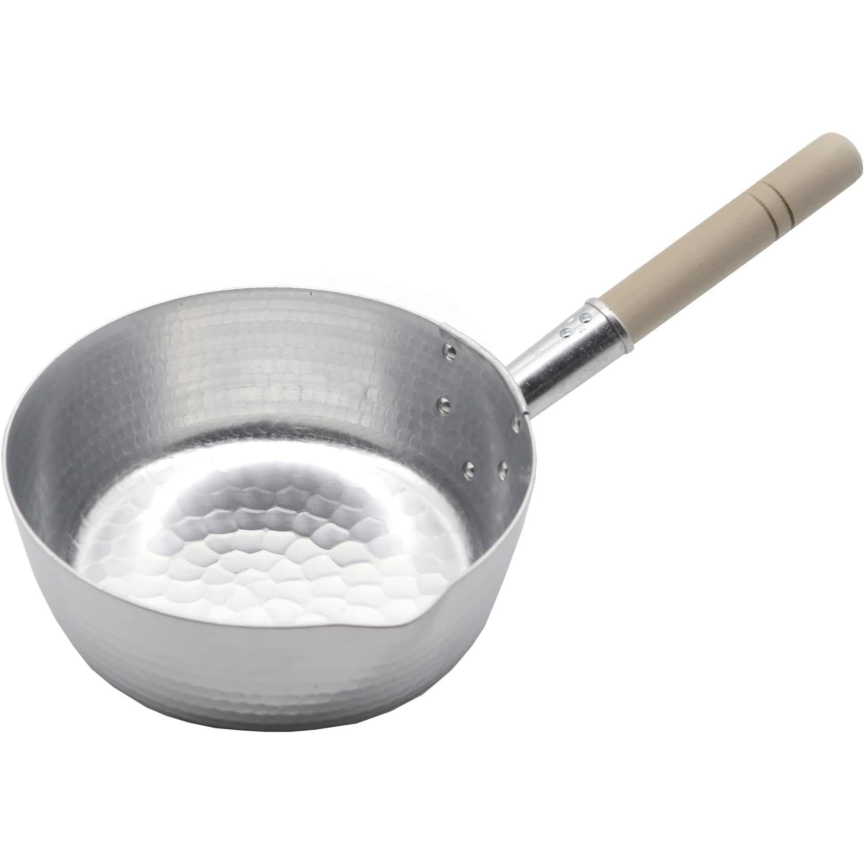 Kiya 2.2L hammered aluminum Yukihira saucepan with natural wooden handle and dual pouring spouts