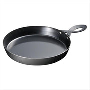 Leye Small Iron Pizza Plate for Broiler Grill 28x20x3.5cm showing a crispy pizza being served