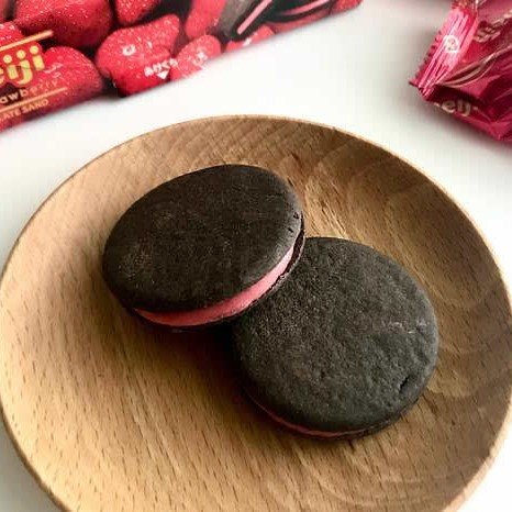 Meiji Rich Chocolate Strawberry Sandwich Cookies – Pack of 5