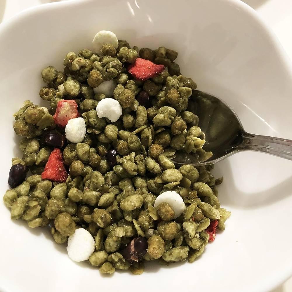 Nissin Gorogura Uji Matcha Granola with Strawberry & Mochi