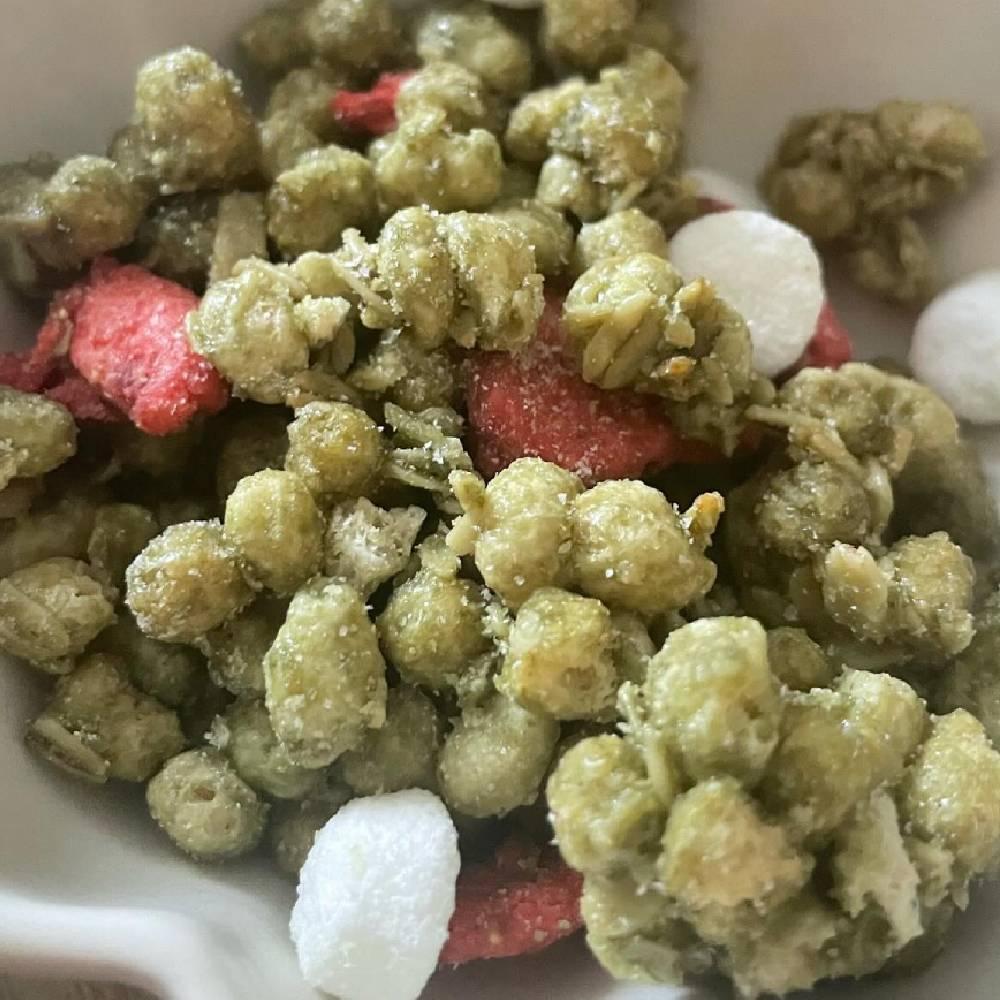 Nissin Gorogura Uji Matcha Granola with Strawberry & Mochi