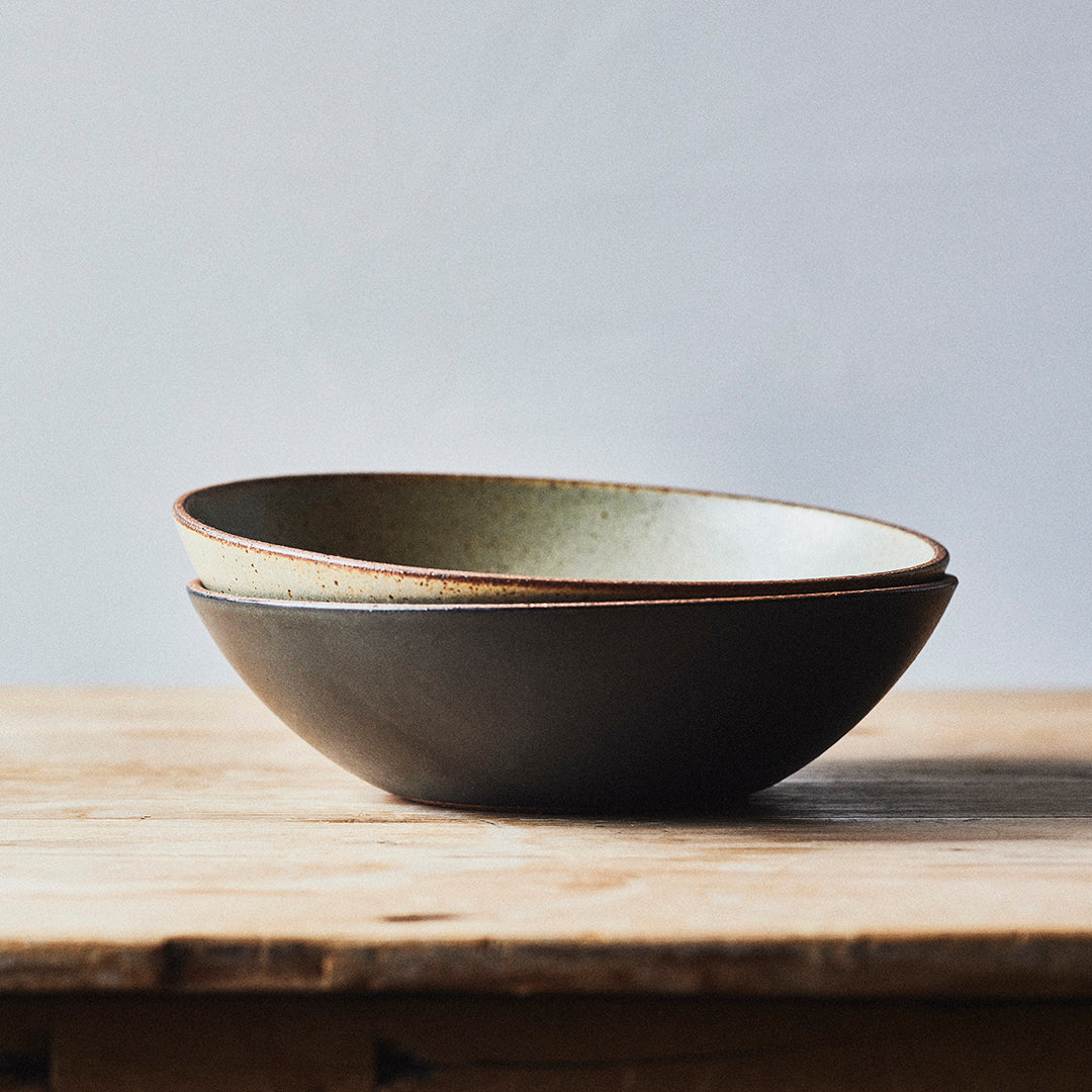KINTO TERRA Earthenware Bowl 190 mm, TERRA Earthenware Bowl 190 mm in Beige or Black Holding 780 mL, Microwave, oven-safe up to 300 degrees c and dishwasher safe, Made in Japan, 19 x 19 x 5 cm and 420 g, Beige or Black