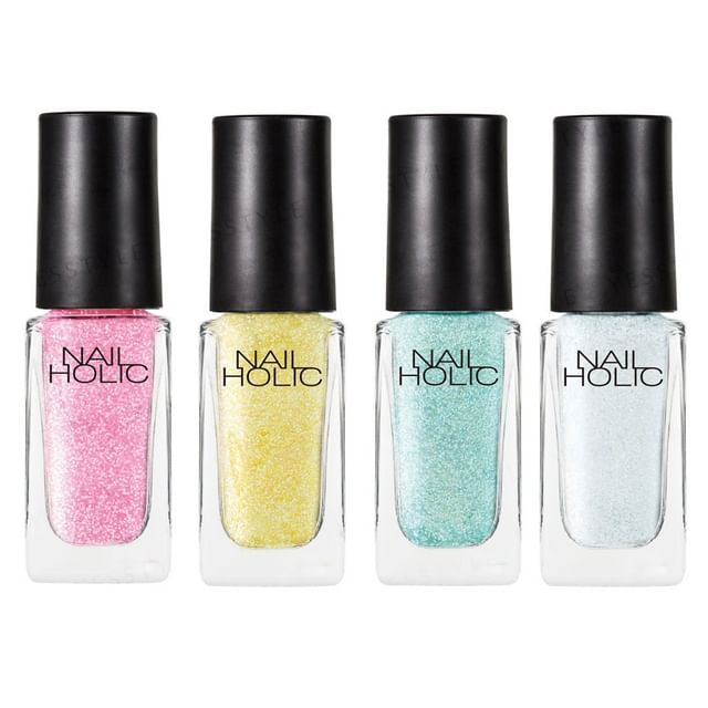 Kose Nail Holic Aurora Glitter Color: Close-up showing the iridescent shimmer and color-shifting effect of the nail polish.