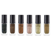 Kose Nail Holic Jungle Glitter - Close-up of sparkling nails with the polish applied.