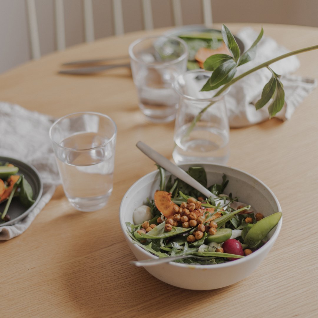 KINTO FOG Porcelain Bowl 190 mm, FOG Porcelain Bowl 190 mm in Ash White or Dark Grey Holding 1250 mL, Microwave and dishwasher safe, Made in Japan, 19 x 19 x 6.5 cm and 520 g, Ash White or Dark Grey