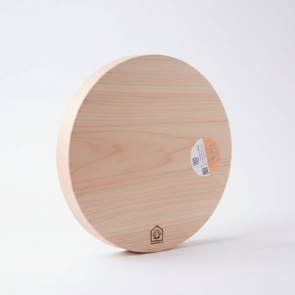 Cipresso K 35cm round hinoki cutting board — top view showing single-plank Kyoto cypress grain