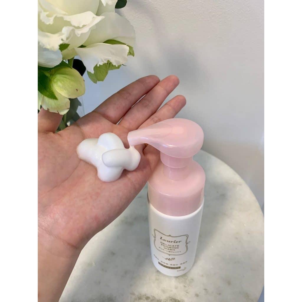 Laurier delicate foaming intimate wash 150ml — package detail