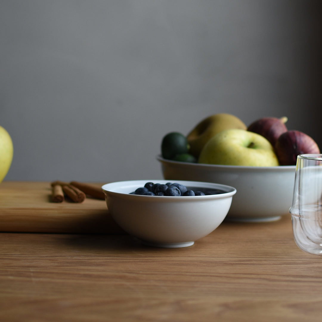 KINTO RIM Porcelain Bowl 140 mm, RIM Porcelain Bowl 140 mm in Earth Grey or Matte Black Holding 480 mL, Microwave and dishwasher safe, Made in Japan, 14 x 14 x 5.5 cm and 220 g, Earth Grey or Matte Black