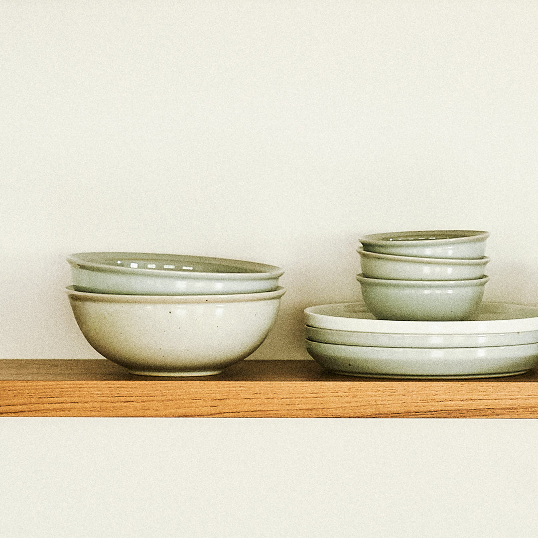 KINTO RIM Porcelain Bowl 180 mm, RIM Porcelain Bowl 180 mm in Earth Grey or Matte Black Holding 1000 mL, Microwave and dishwasher safe, Made in Japan, 18 x 18 x 7 cm and 430 g, Earth Grey or Matte Black