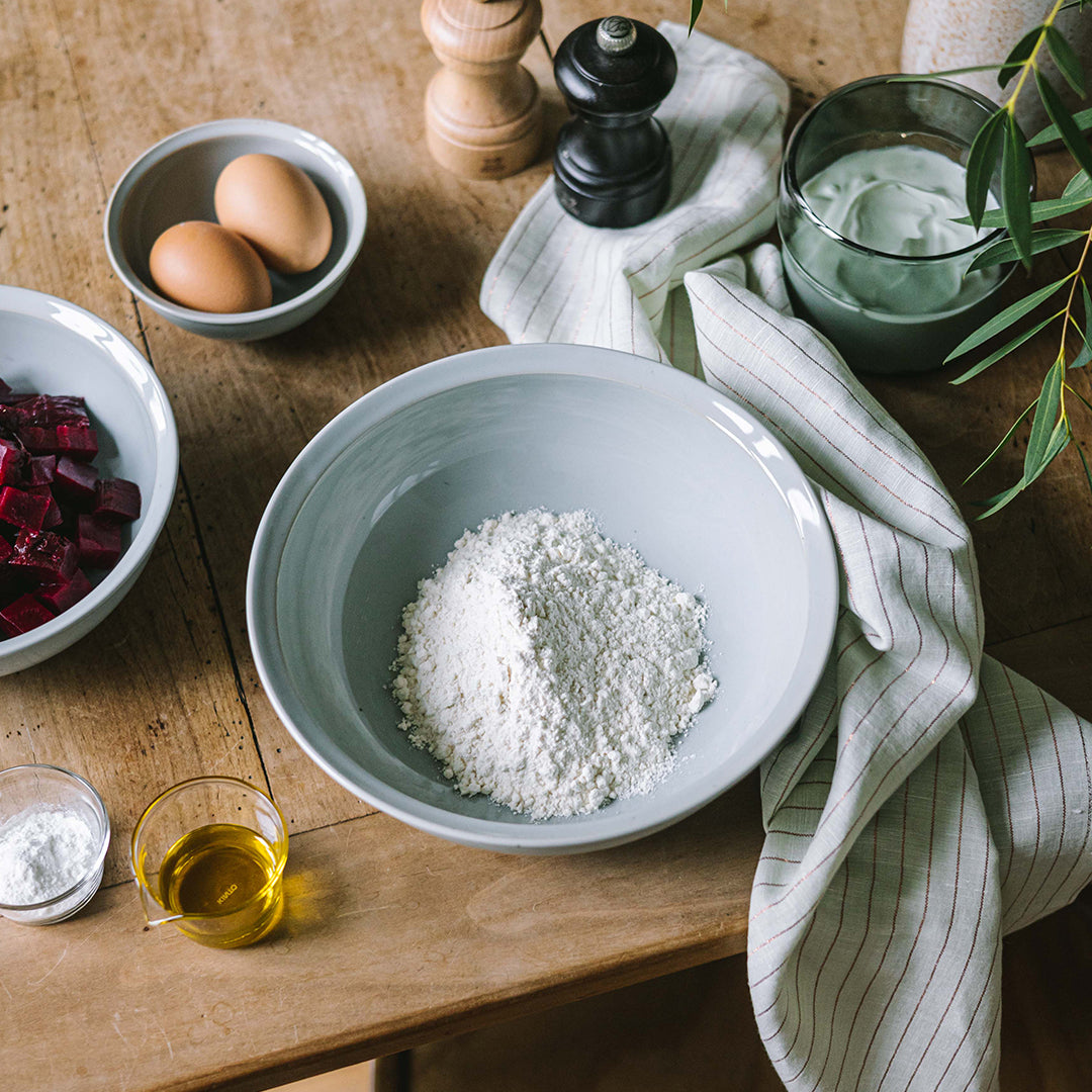 KINTO RIM Porcelain Bowl 220 mm, RIM Porcelain Bowl 220 mm in Earth Grey or Matte Black Holding 1600 mL, Microwave and dishwasher safe, Made in Japan, 22 x 22 x 7.5 cm and 680 g, Earth Grey or Matte Black