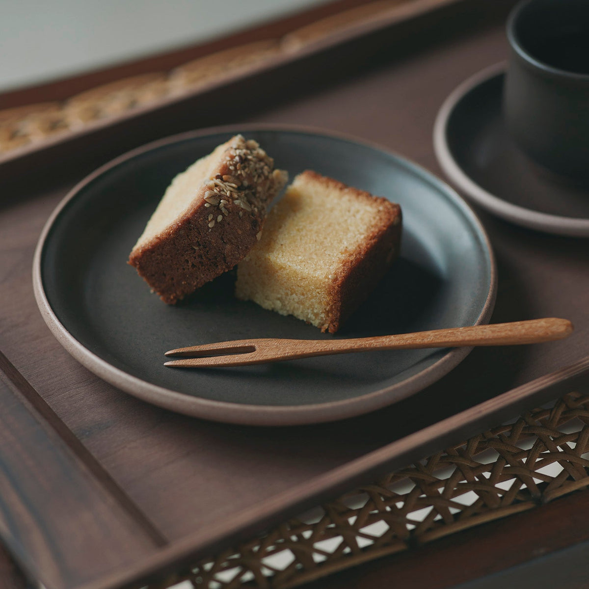 KINTO MUI Porcelain Plate 160 mm, MUI Porcelain Plate 160 mm in Sand Beige or Brown, Microwave and dishwasher safe, Made in Japan, 16 x 16 x 2 cm and 250 g, Sand Beige or Brown