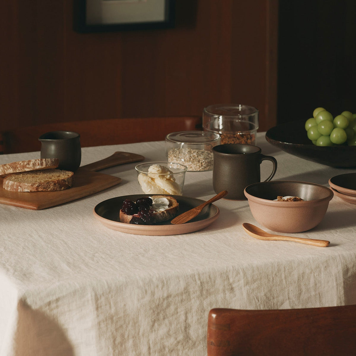 KINTO MUI Porcelain Plate 200 mm, MUI Porcelain Plate 200 mm in Sand Beige or Brown, Microwave and dishwasher safe, Made in Japan, 20 x 20 x 2 cm and 430 g, Sand Beige or Brown