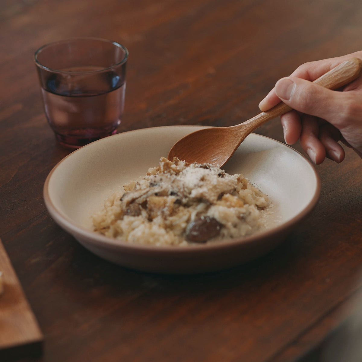 KINTO MUI Porcelain Deep Plate 215 mm, MUI Porcelain Deep Plate 215 mm in Sand Beige or Brown, Microwave and dishwasher safe, Made in Japan, 21.5 x 21.5 x 4 cm and 625 g, Sand Beige or Brown