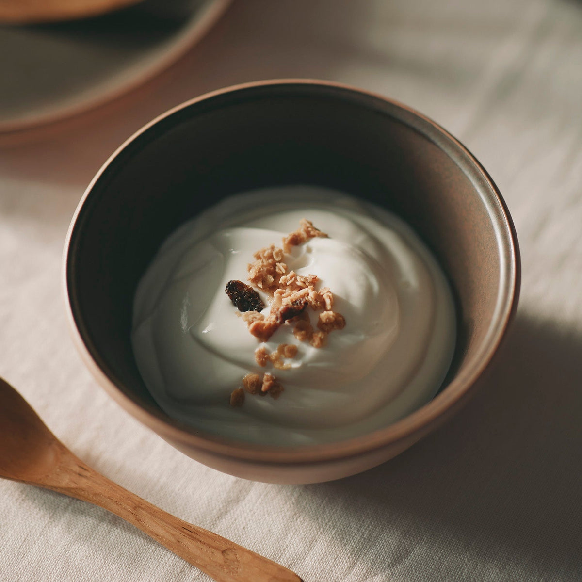 KINTO MUI Porcelain Bowl 135 mm, MUI Porcelain Bowl 135 mm in Sand Beige or Brown Holding 420 mL, Microwave and dishwasher safe, Made in Japan, 13.5 x 13.5 x 6 cm and 310 g, Sand Beige or Brown