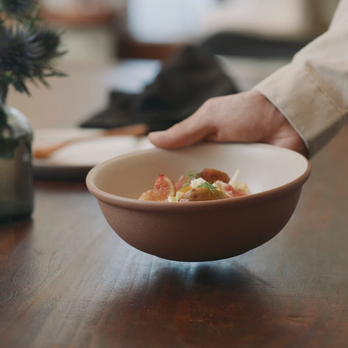 KINTO MUI Porcelain Bowl 180 mm, MUI Porcelain Bowl 180 mm in Sand Beige or Brown Holding 880 mL, Microwave and dishwasher safe, Made in Japan, 18 x 18 x 7 cm and 600 g, Sand Beige or Brown