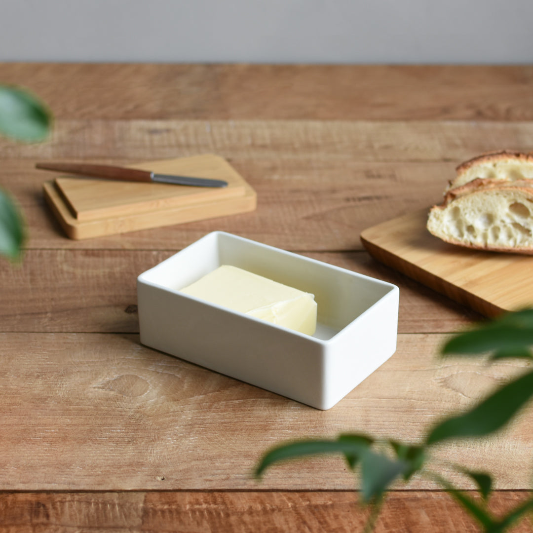 KINTO TAKU Porcelain Butter Case 145 mm, TAKU Porcelain Butter Case 145 mm in White or Black Holding 330 mL, Case microwave and dishwasher safe, Made in Japan and China (bamboo lid), 14.5 x 8.5 x 6 cm and 420 g, White or Black