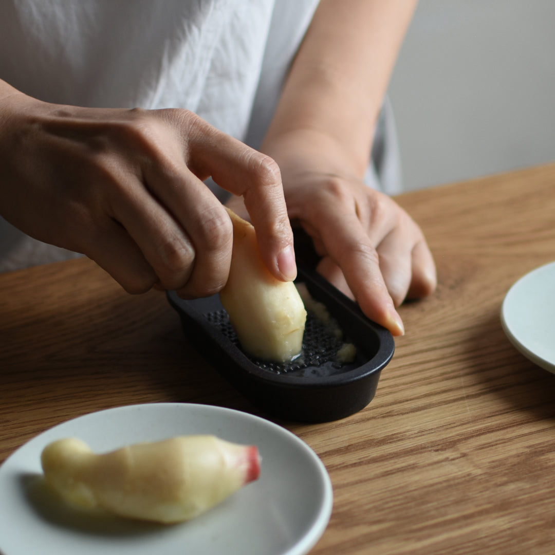 KINTO TAKU Porcelain Ginger Grater 125 mm, TAKU Porcelain Ginger Grater 125 mm in White or Black, Dishwasher safe, Made in Japan, 12.5 x 6.5 x 2 cm and 100 g, White or Black