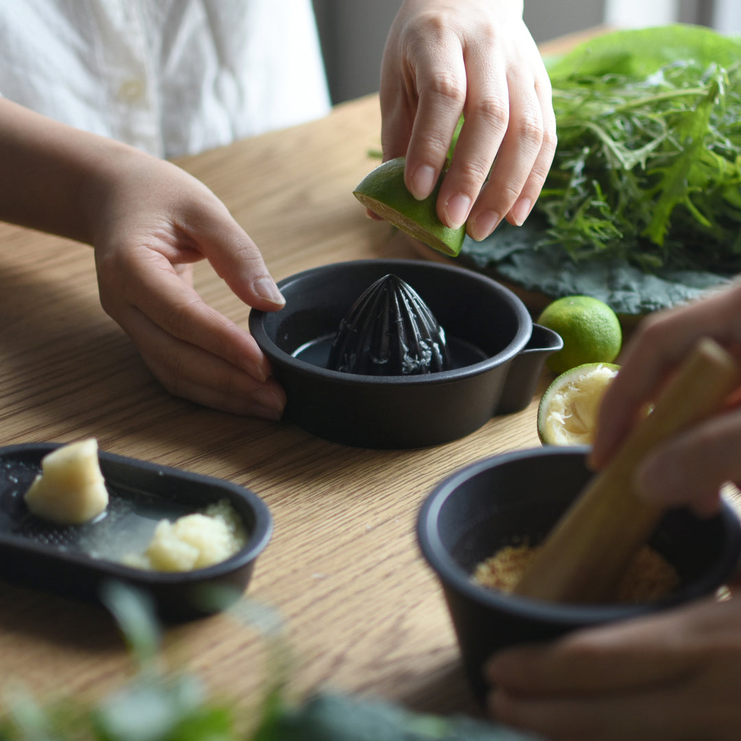 KINTO TAKU Porcelain Mortar And Pestle 100 mm, TAKU Porcelain Mortar And Pestle 100 mm in White or Black Holding 220 mL, Mortar microwave and dishwasher safe, Made in Japan and China (bamboo pestle), 10 x 10 x 5.5 cm and 200 g, White or Black